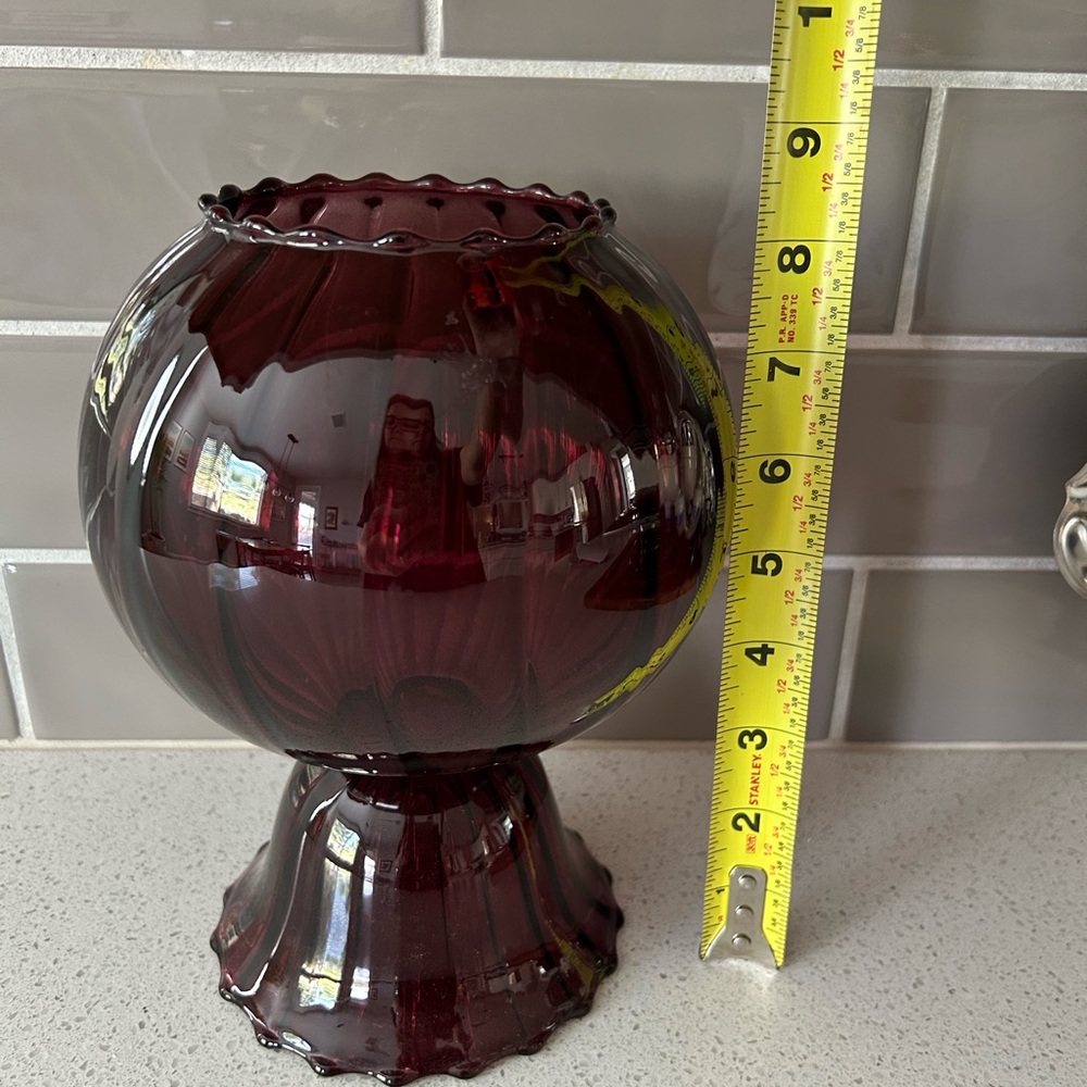 New Anthropologie Venini Glass Vase Scalloped Purple
Medium - Picture 7 of 9